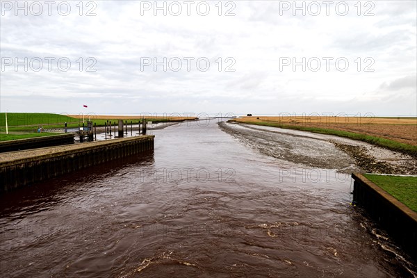 View from the lock Nieuwe Statenzijl RIchtung Dollart, to the right of the estuary birdwatching hut