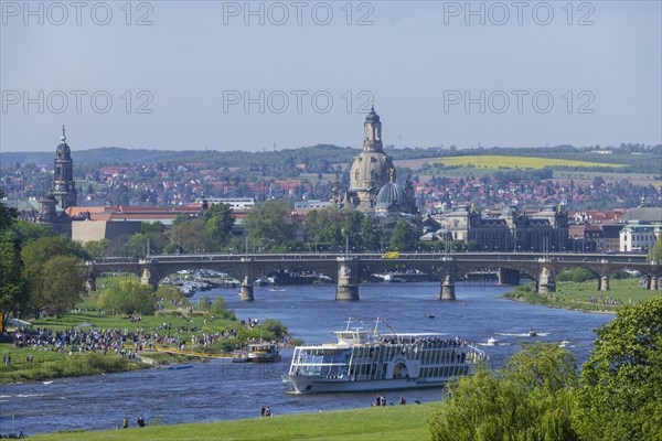 Every year on 1 May, the historic passenger steamers (PD) and the two saloon ships of the White