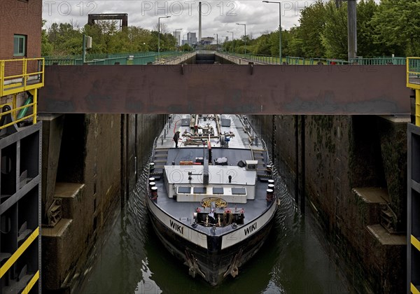 The motor tanker Wiki in the lock system Wanne-Eickel, Neue Suedschleuse, Rhine-Herne Canal, Herne,