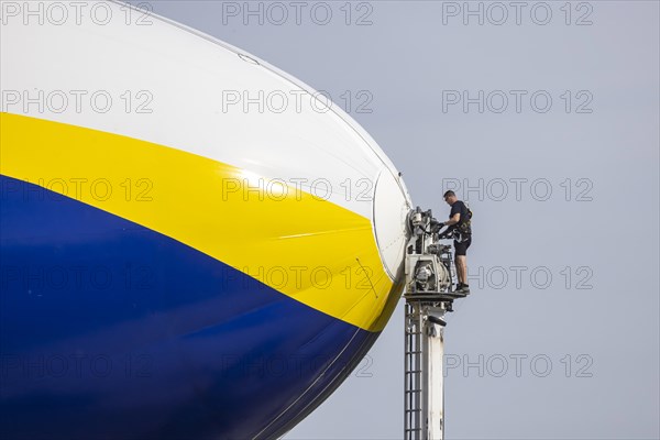 Preparation for flight on the zeppelin, the airship is uncoupled from the fastening mast,