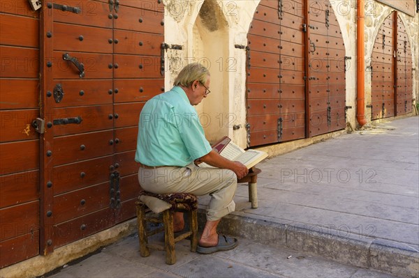 Man reading the Coran, Mardin bazaar, Turkey, Asia