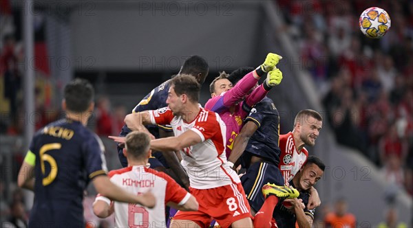 Penalty area scene, goal area scene Goalkeeper Manuel Neuer FC Bayern Muenchen FCB (01) vs Vinicius