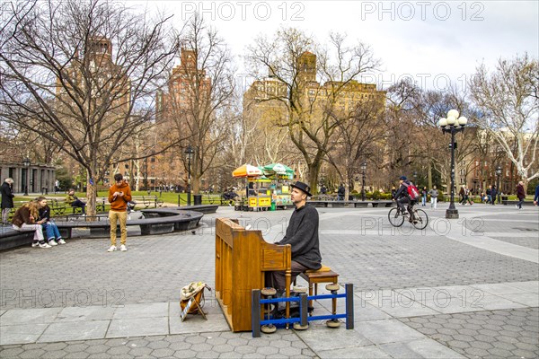 Street musician, Washinton Square Park, Greenwich Village, Manhattan, New York City