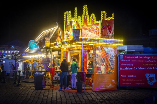Spring Festival of the Dresden Showmen on the fairgrounds at the Marienbruecke, Dresden, Saxony,