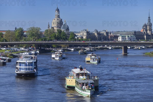 Every year on 1 May, the historic passenger steamers (PD) and the two saloon ships of the White