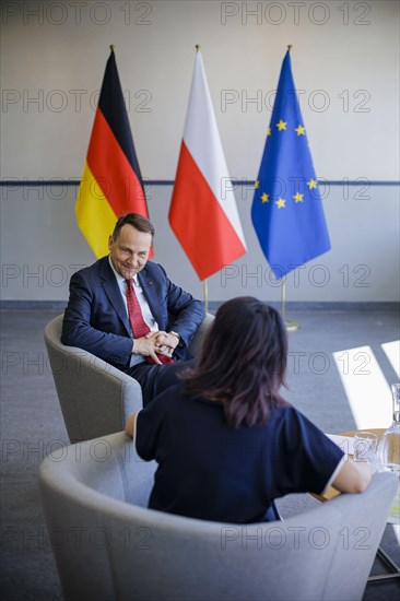 Annalena Baerbock (Alliance 90/The Greens), Federal Foreign Minister, talks to Rados Caw Sikorski,