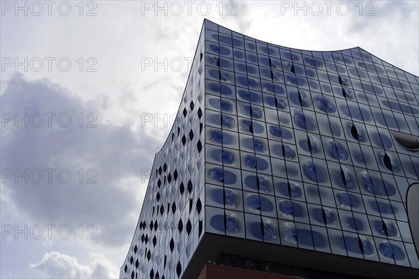 Elbe Philharmonic Hall, Architects Herzog & De Meuron, Hafencity, Hamburg, Modern wave-shaped