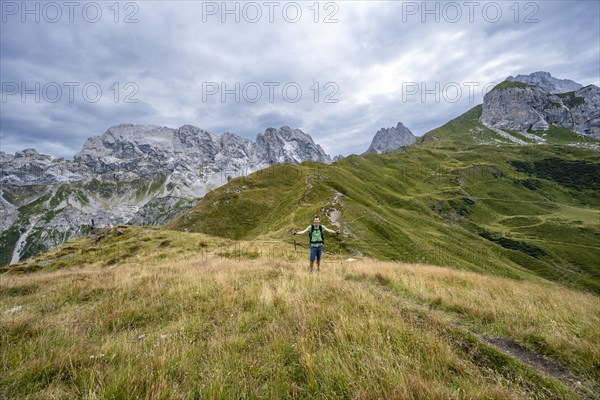 Mountaineers on a hiking trail near the Hochweisssteinhaus mountain hut, mountain landscape with