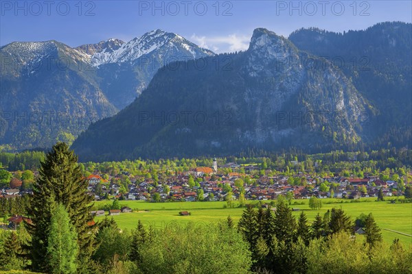 Panorama of the village with parish church and Passion theatre in front of the Kofel 1342m in