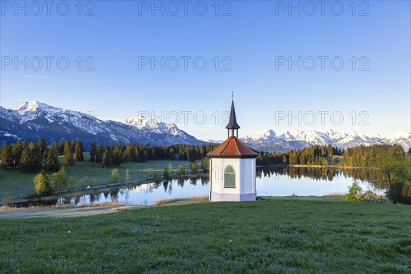 Chapel at Hegratsrieder See near Fuessen, Allgaeu Alps, snow, Allgaeu, Bavaria, Germany, Europe
