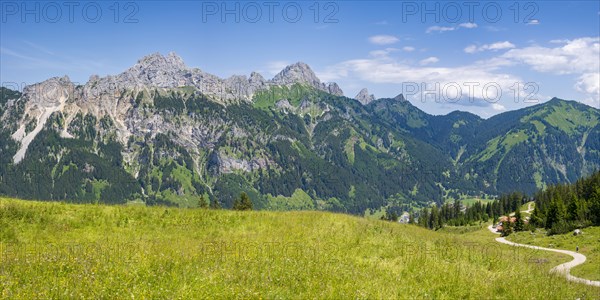 Mountain panorama from the Krinnenspitze, 2000m, behind Friedberger Klettersteig, Rote Flueh,