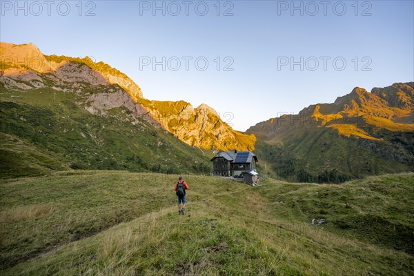 Mountaineers on the way to the Alpine Club hut, Hochweisssteinhaus mountain hut, mountain landscape