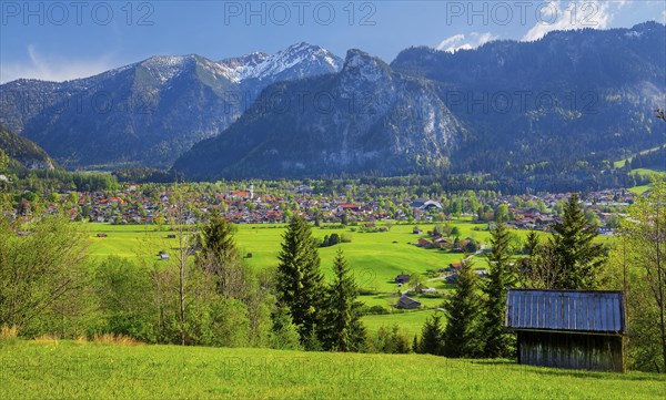 Panorama of the village with parish church and Passion theatre in front of the Kofel 1342m in