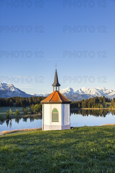 Chapel at Hegratsrieder See near Fuessen, Allgaeu Alps, snow, Allgaeu, Bavaria, Germany, Europe