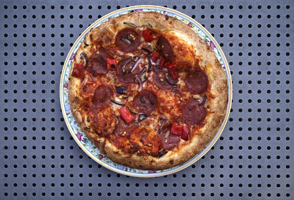 Pizza Diavolo, tomatoes, pepperoni, paprika, plate, table, from above, Stuttgart