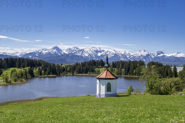 Chapel at Hegratsrieder See near Fuessen, Allgaeu Alps, snow, forest, Ostallgaeu, Allgaeu, Bavaria,