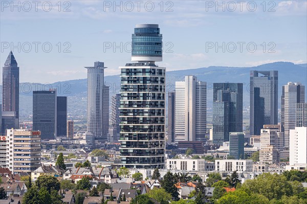 From the Goetheturm you have a clear view of the Henninger Tower and the Frankfurt banking skyline