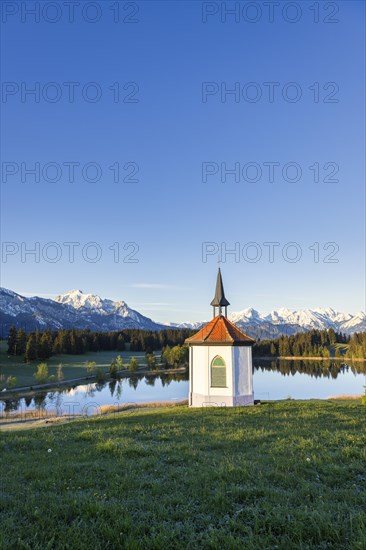 Chapel at Hegratsrieder See near Fuessen, Allgaeu Alps, snow, Allgaeu, Bavaria, Germany, Europe