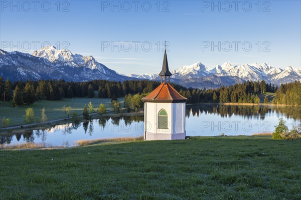 Chapel at Hegratsrieder See near Fuessen, Allgaeu Alps, snow, Allgaeu, Bavaria, Germany, Europe