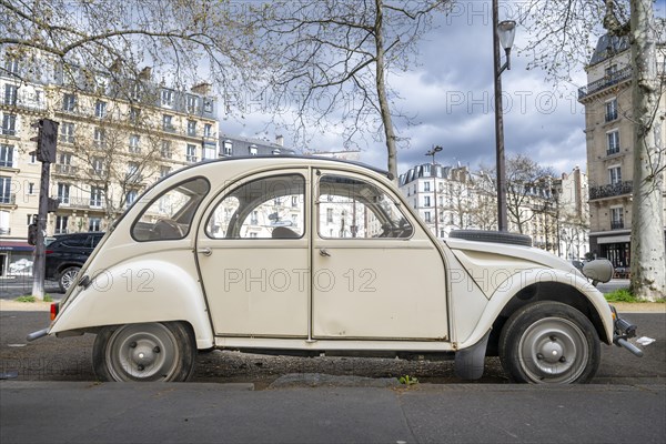 Duck, vintage Citroen 2CV, Paris, Ile-de-France, France, Europe