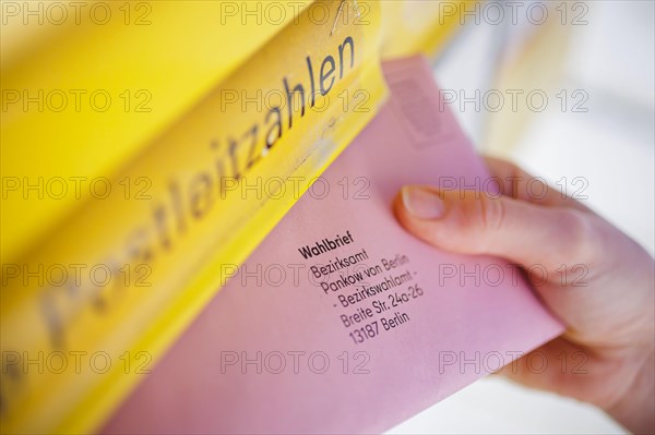 Symbolic photo on the subject of postal voting: A postal ballot letter for the European elections