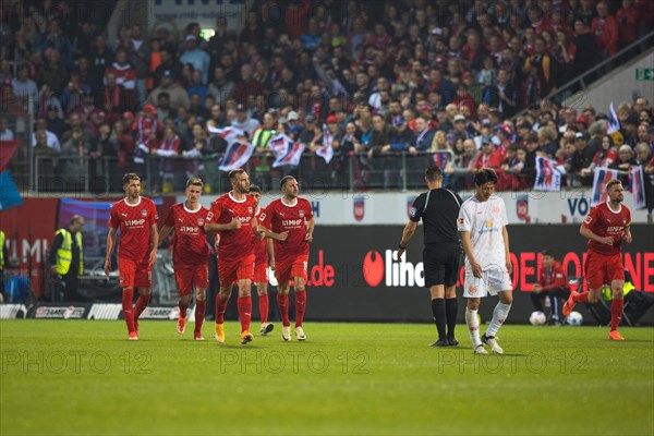 Football match, the players of 1. FC Heidenheim visibly relieved after the just scored 1:1 and at