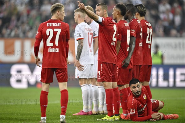 Wall in front of free kick, free kick wall, Deniz Undav VfB Stuttgart (26) on the ground, Chris