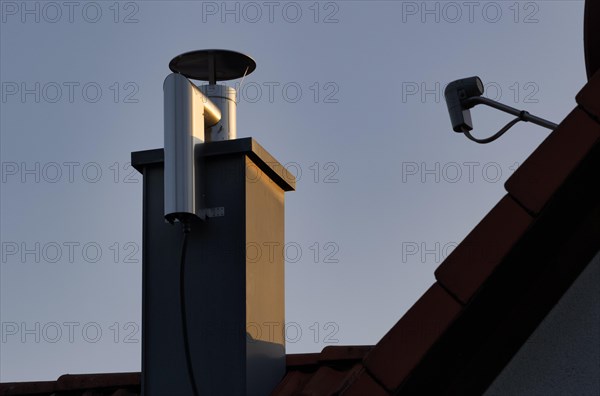 Retrofitted chimney on roof, with dust separator, electrostatic filtering of soot particles from