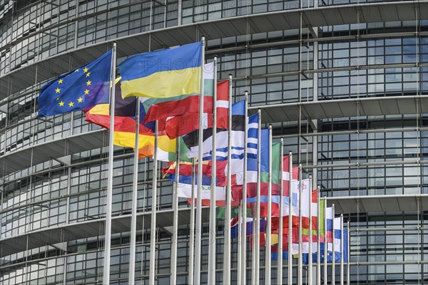 Flags, European Parliament, 1 All. du Printemps, Strasbourg, Departement Bas-Rhin, France, Europe