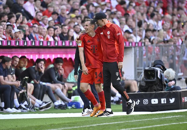 Coach Thomas Tuchel FC Bayern Munich FCB takes Lovro Zvonarek FC Bayern Munich FCB (34) in his