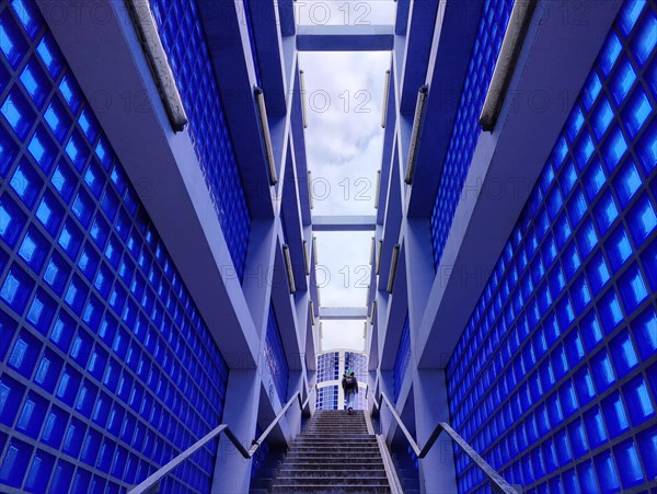 Access to Hanover-Nordstadt railway station, blue glass blocks and exposed concrete, project for