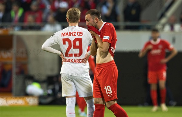Football match, Jonas FOeHRENBACH 1.FC Heidenheim right, visibly exhausted, dries his wet and
