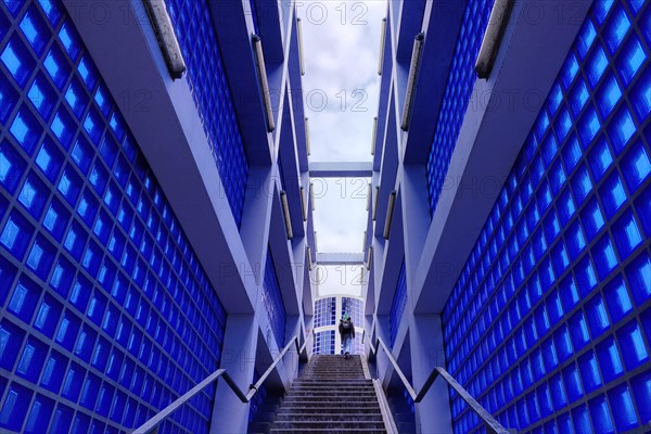 Access to Hanover-Nordstadt railway station, blue glass blocks and exposed concrete, project for