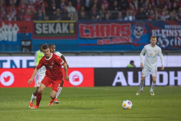 Football match, Jan SCHOePPNER 1.FC Heidenheim in front with view on the ball, Leandro BARREIRO
