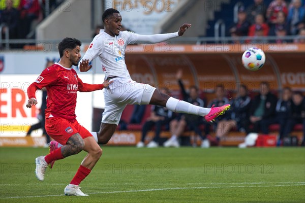 Football match, Edimilson FERNANDES RIBEIRO 1. FSV Mainz 05 right. tries to reach the ball with his