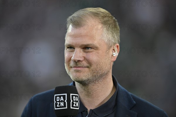 Chief Sports Officer Fabian Wohlgemuth VfB Stuttgart portrait, in an interview, microphone, mike,