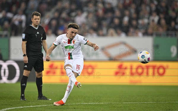 Free kick, shot on goal, action Ruben Vargas FC Augsburg FCA (16) in front of referee Patrick