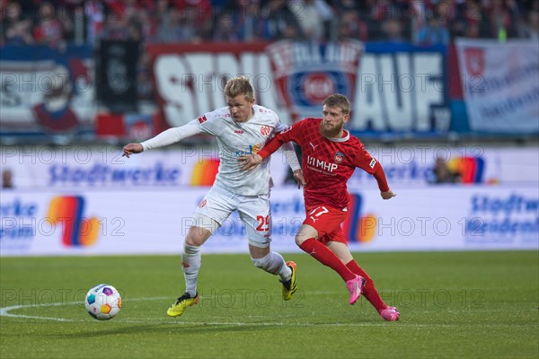 Football match, Scholberg HANCHE-OLSEN 1. FSV Mainz 05 left on the ball is pushed away in vain by