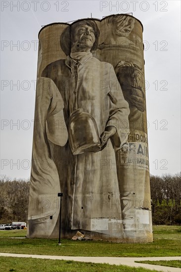 Fort Dodge, Iowa, A mural on the disused Fort Dodge Grain Terminal shows seven figures representing