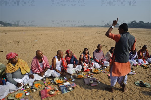 Hindu funerary ritual, Dry riverbed of the Phalgu river, Gaya, Bihar, India, Asia