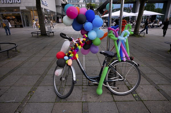 Bicycle with balloons, balloon figures of a balloon artist, pedestrian zone, Koenigsstrasse,