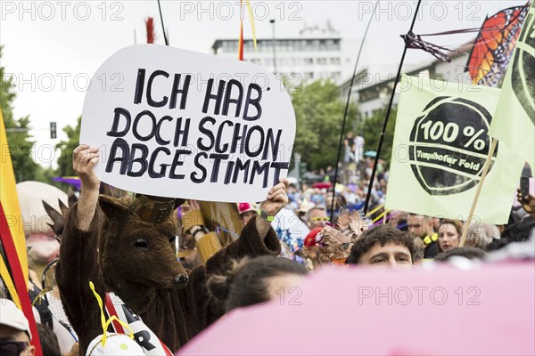 Dancer of the group 100% Tempelhofer Feld dressed as a Berlin bear with a sign Ich hab doch schon