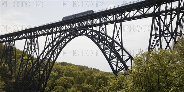 Muengsten Bridge with diesel railcar, highest railway bridge in Germany, Solingen, Bergisches Land,