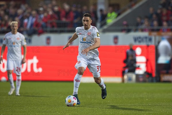 Football match, Dominik KOHR 1. FSV Mainz 05 confidently with the ball on his left foot,