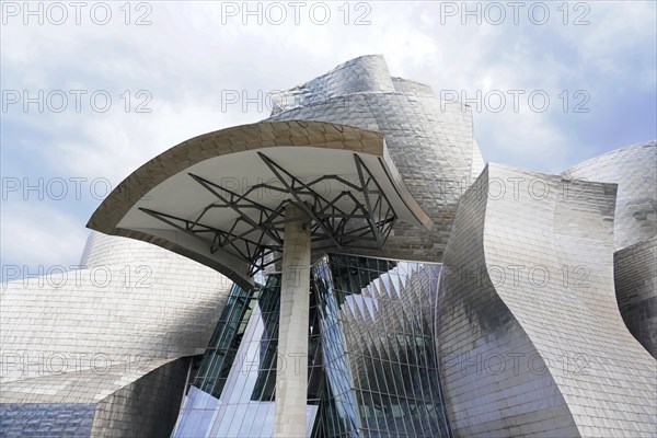 Guggenheim Museum Bilbao on the banks of the Nervion River, architect Frank O. Gehry, Bilbao,