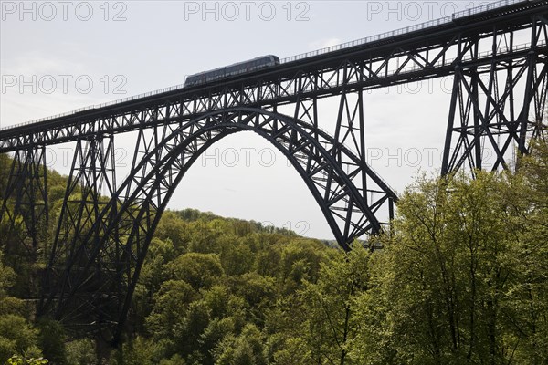 Muengsten Bridge with diesel railcar, highest railway bridge in Germany, Solingen, Bergisches Land,