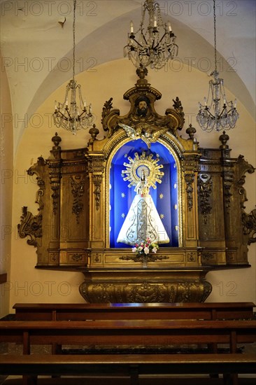 Iglesia San Nicolas de Bari, Madonna with halo on a golden altar against a blue background with