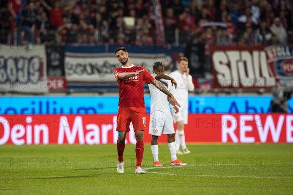 Football match, Tim KLEINDIENST 1.FC Heidenheim retraces his shot in slow motion with the help of