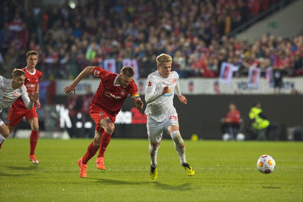 Football match, captain Patrick MAINKA 1. FC Heidenheim left seems to sprint past opponent Jonathan