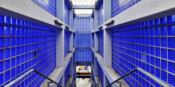 Access to Hanover-Nordstadt railway station, blue glass blocks and exposed concrete, project for